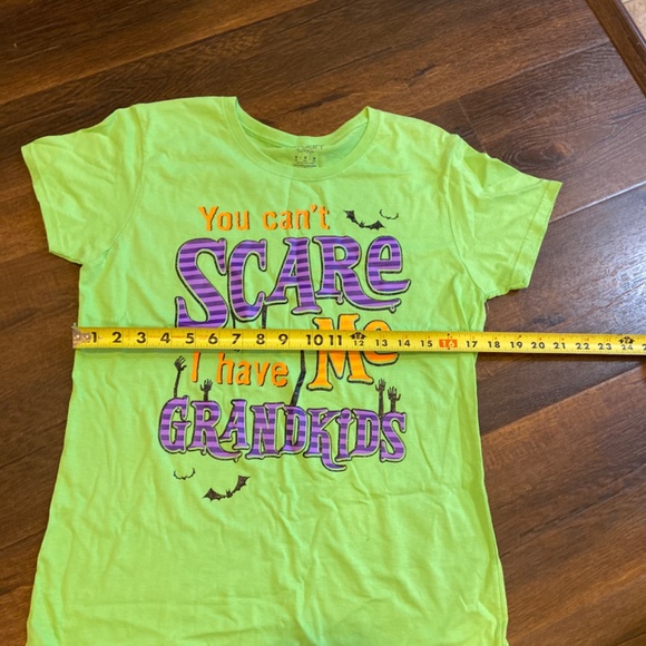 NEW WOMEN’S HALLOWEEN TEE TSHIRT SZ M 8-10 YOU CAN’T SCARE ME I HAVE GRANDKIDS - Picture 4 of 7
